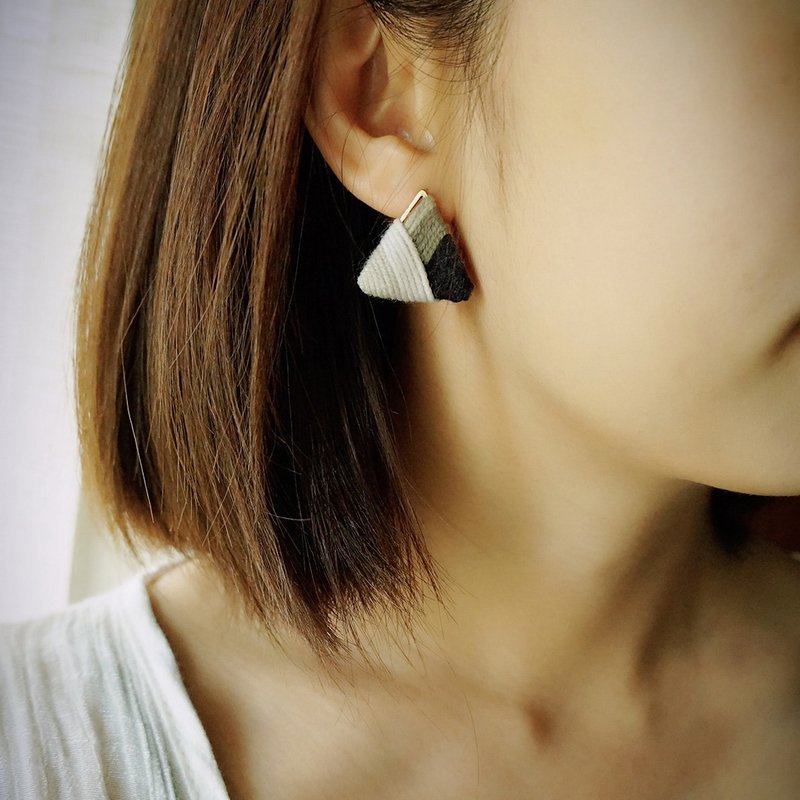 甄姑娘的店handmade纯手工毛线编织撞色条纹三角耳钉黑白 - 耳环/耳夹 - 其他材质 白色