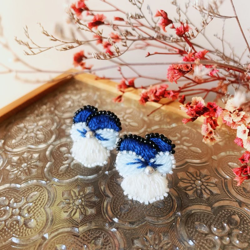 Pansia。为日常留下一抹静静的蓝 - 刺绣耳饰 - 耳环/耳夹 - 绣线 白色