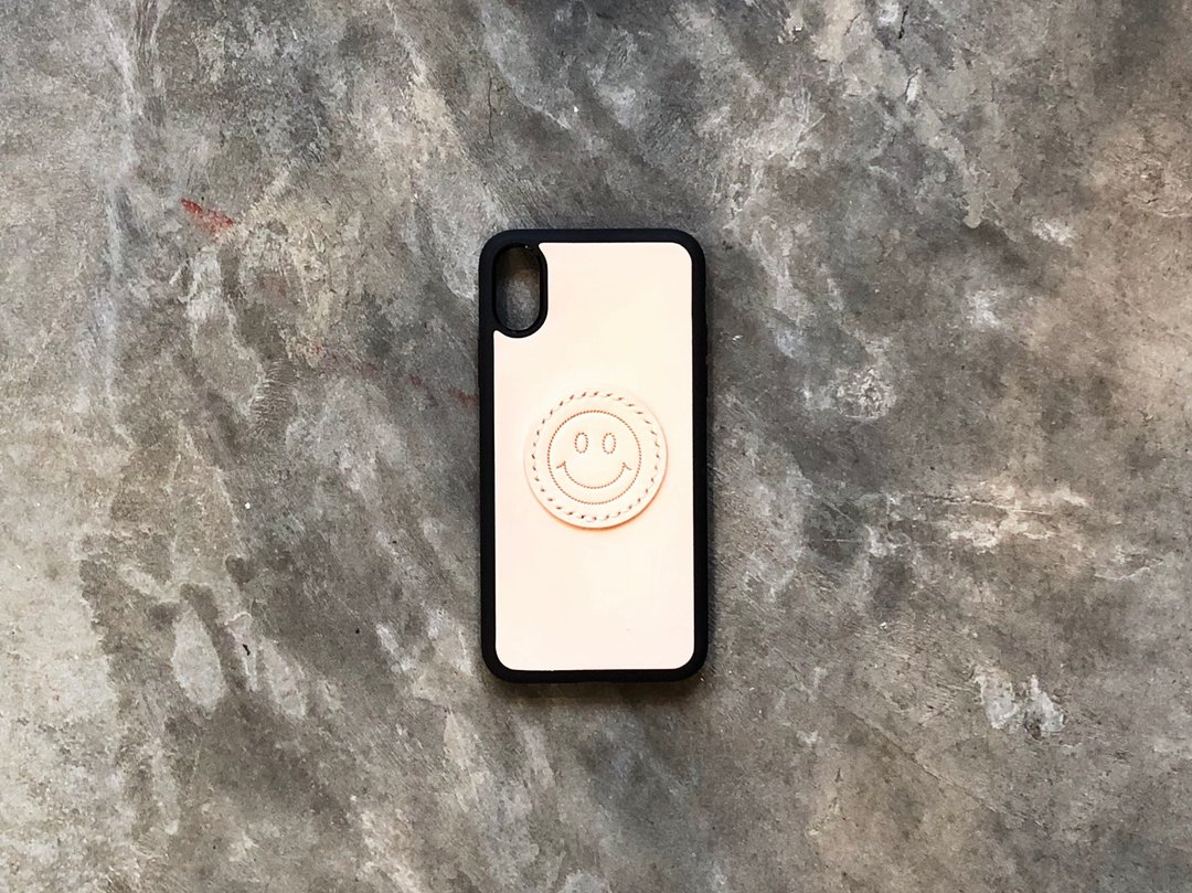 笑 手机壳 皮革DIY材料包 好好缝 iPhone17 港产皮革 电话壳 - 皮件 - 真皮 卡其色