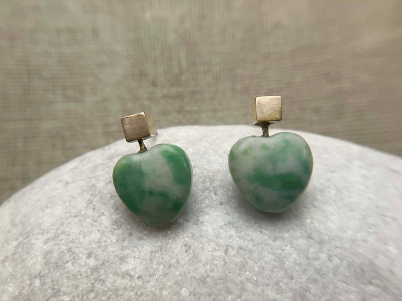 简单的小绿意 ── 黄铜 x 绿点石爱心耳环 - 耳环/耳夹 - 铜/黄铜 