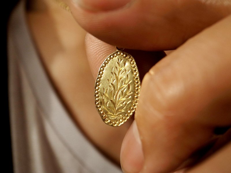 A popular design that can be worn casually without being too flashy. 18K Gold Antique Medal Necklace for Men - 项链 - 贵金属 金色