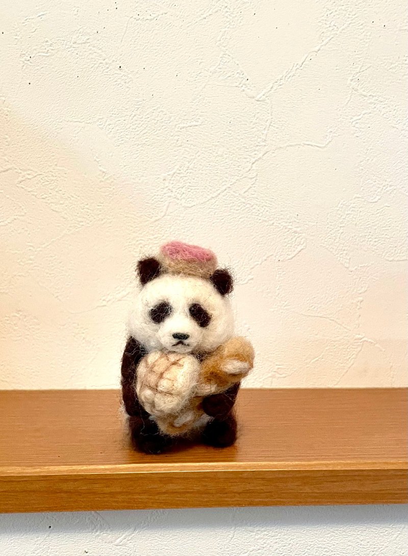 熊猫拿着面包羊毛毡 - 编织/刺绣/羊毛毡/裁缝 - 羊毛 白色