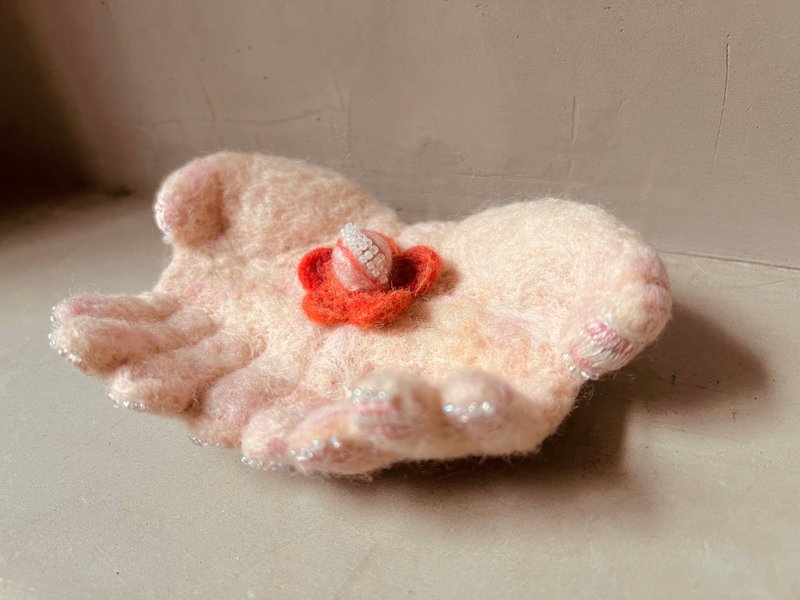 双手中的菩提花 - 摆饰 - 羊毛 粉红色