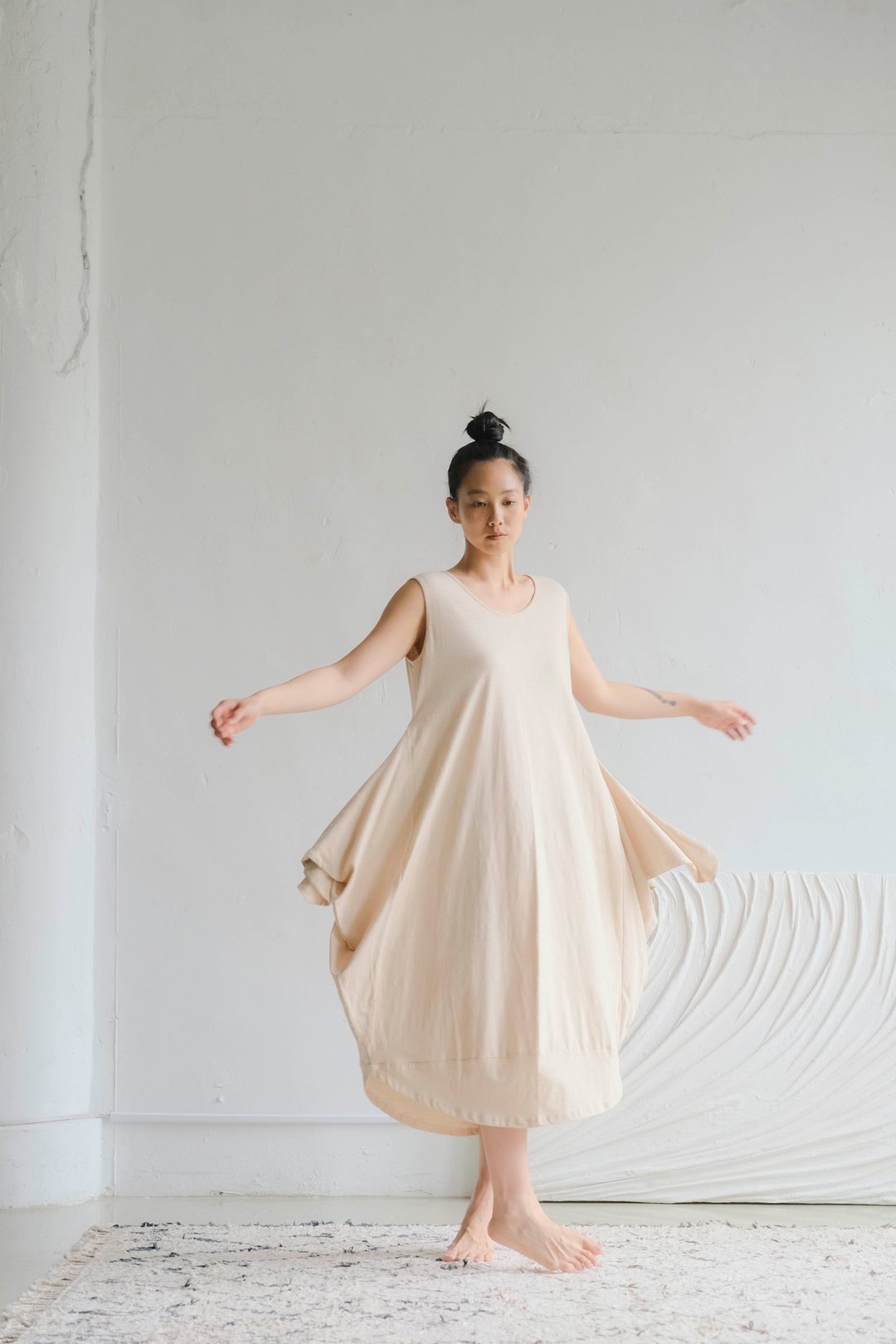 小翅膀弧形下摆无袖洋装 / 天竺棉 杏色 - 洋装/连衣裙 - 棉．麻 白色