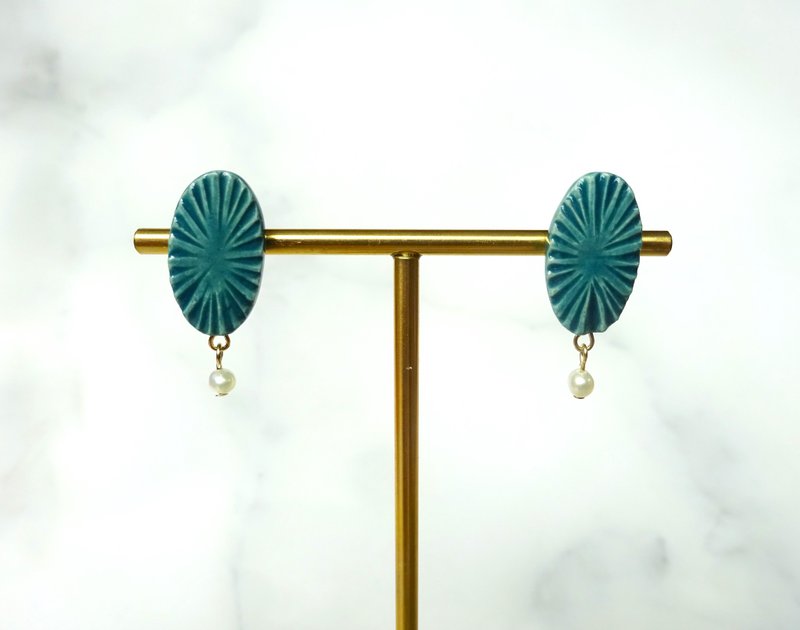 雕刻椭圆形穿孔耳环/深绿色 - 耳环/耳夹 - 陶 绿色