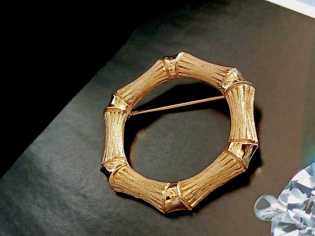 vintage jewelry  1972 AVON 金色竹节环圈 别针 胸针 - 胸针 - 其他金属 