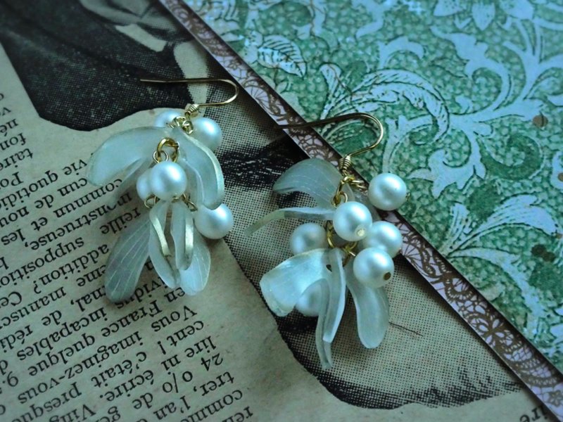 White  Mistletoe earrings - 耳环/耳夹 - 塑料 白色