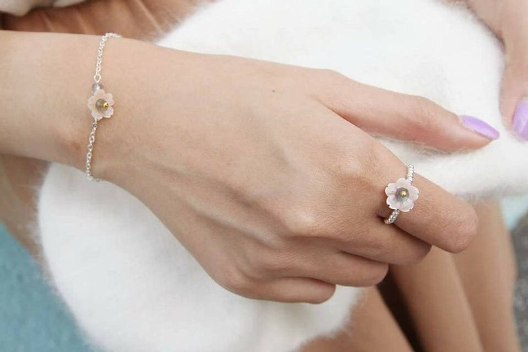 粉贝花配拉长石 925纯银 手链Mother pearl flower and labradorite 925 silver bracelet - 手链/手环 - 宝石 粉红色