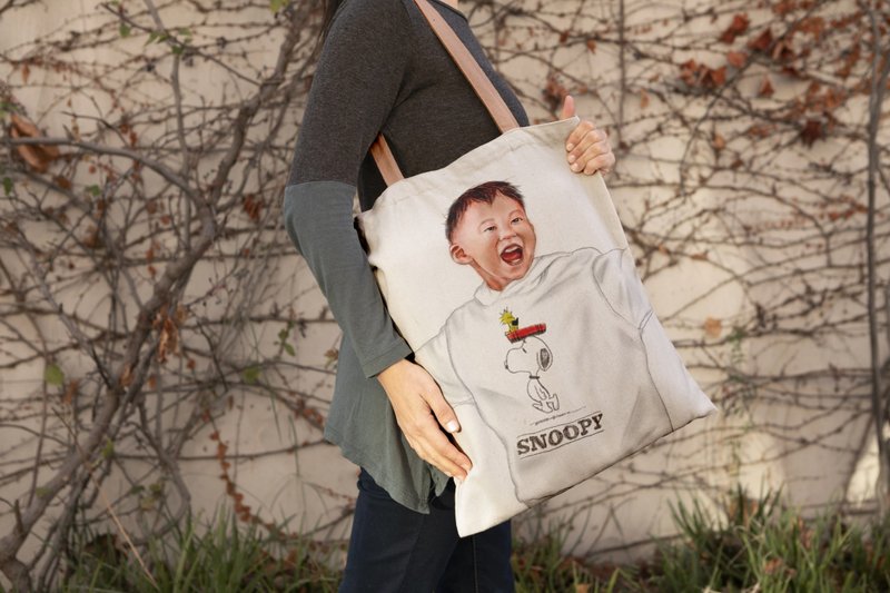 客制化礼物 手绘Q版卡通帆布袋 结婚生日情侣家庭似颜绘帆布袋 - 手提包/手提袋 - 其他人造纤维 白色