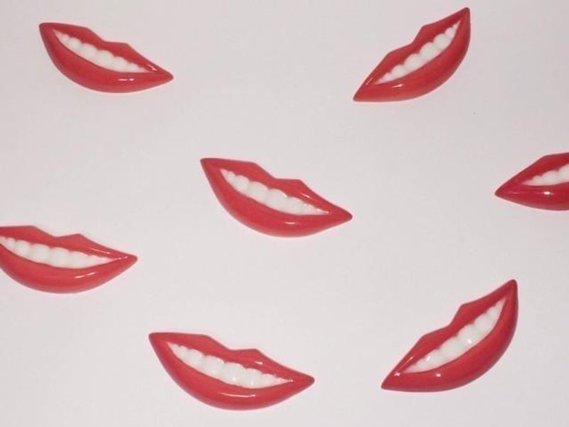 Archaic smile chopstick rest. - 筷子/筷架 - 陶 红色