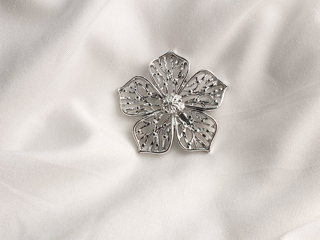 【美国带回 西洋古董饰品】美国品牌 品牌胸针 复古 花朵 - 胸针 - 其他金属 银色