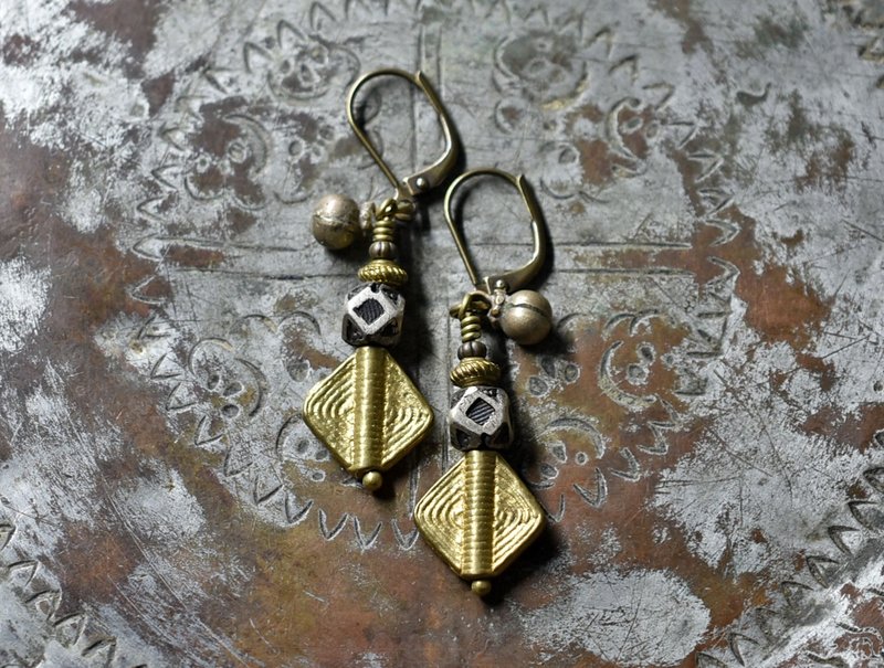 方形涡纹非洲黄铜与图阿雷格珠、民族铃铛耳环 - 耳环/耳夹 - 其他金属 金色