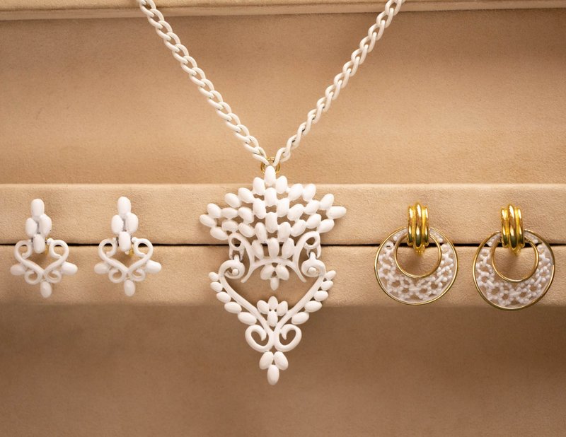 美国Monet品牌古董 白色烤漆欧风造型 专利无痛耳夹项链两件套组 - 耳环/耳夹 - 其他金属 白色