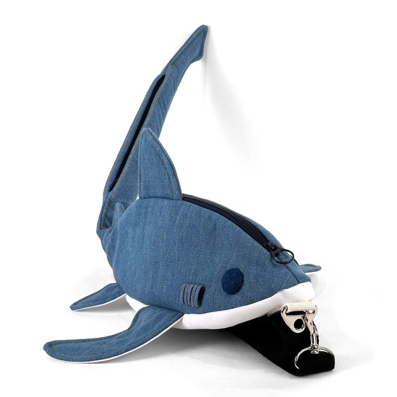 设计款 TS117 - 【纯棉牛仔布】长尾鲨立体造型背包 - 侧背包/斜挎包 - 棉．麻 蓝色