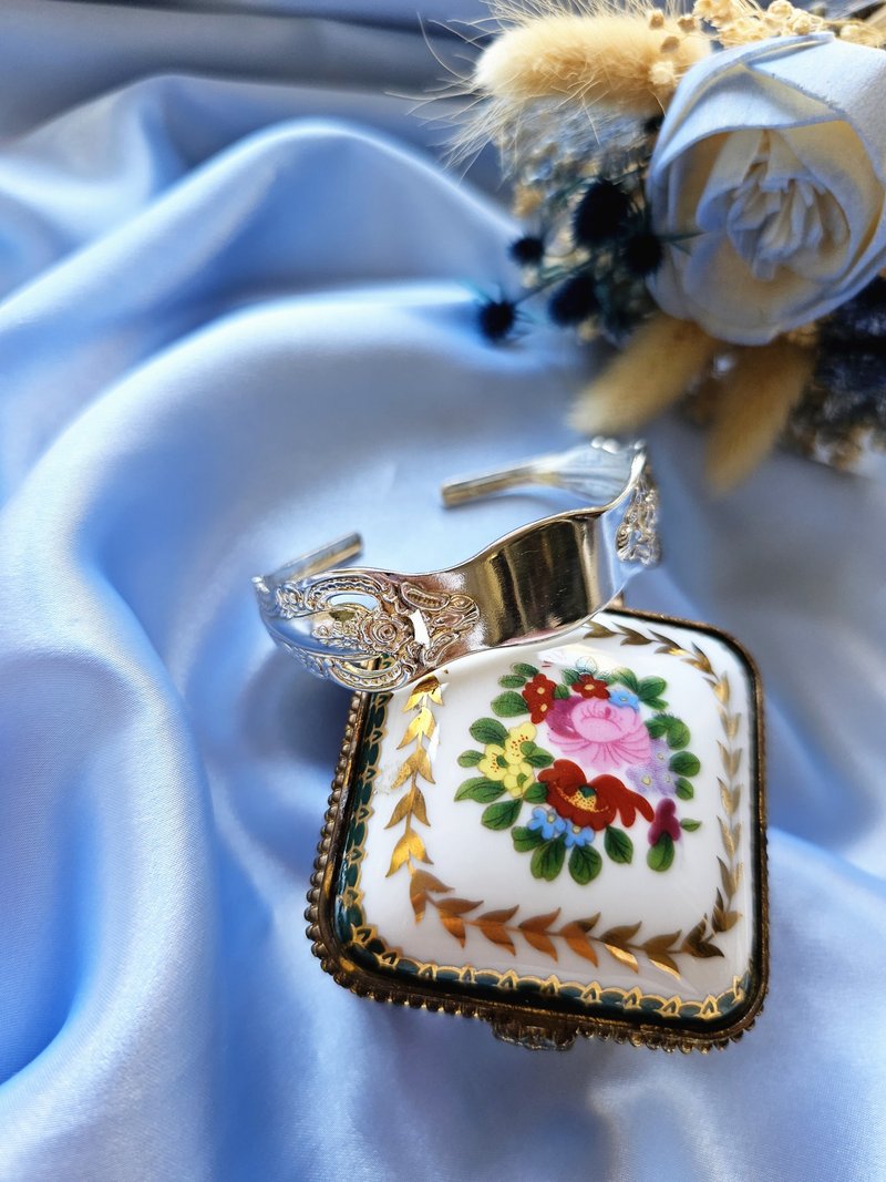 ONEIDA COMMUNITY木兰花华丽卷轴藤羽卷可调袖口式手环/西洋古董 - 手链/手环 - 其他金属 