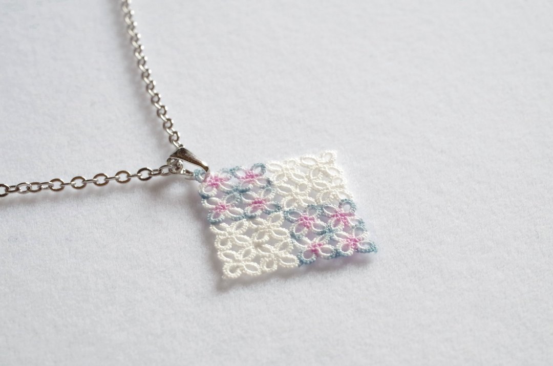 Hand-dyed tatting lace checkered motif, pendant, faint - 项链 - 棉．麻 多色