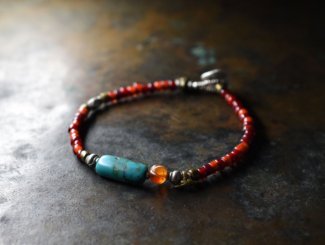 old tibetan turquoise and etched carnelian, old chin Silver, blood red and gold red white hearts bracelet - 手链/手环 - 玻璃 红色