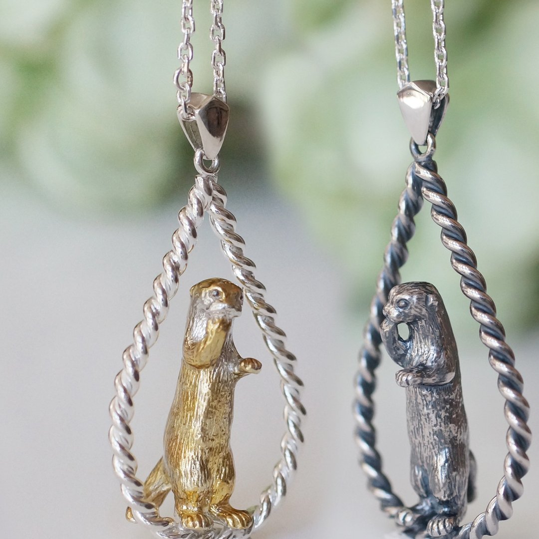 Small-clawed otter pendant that bites your hand - 项链 - 纯银 金色