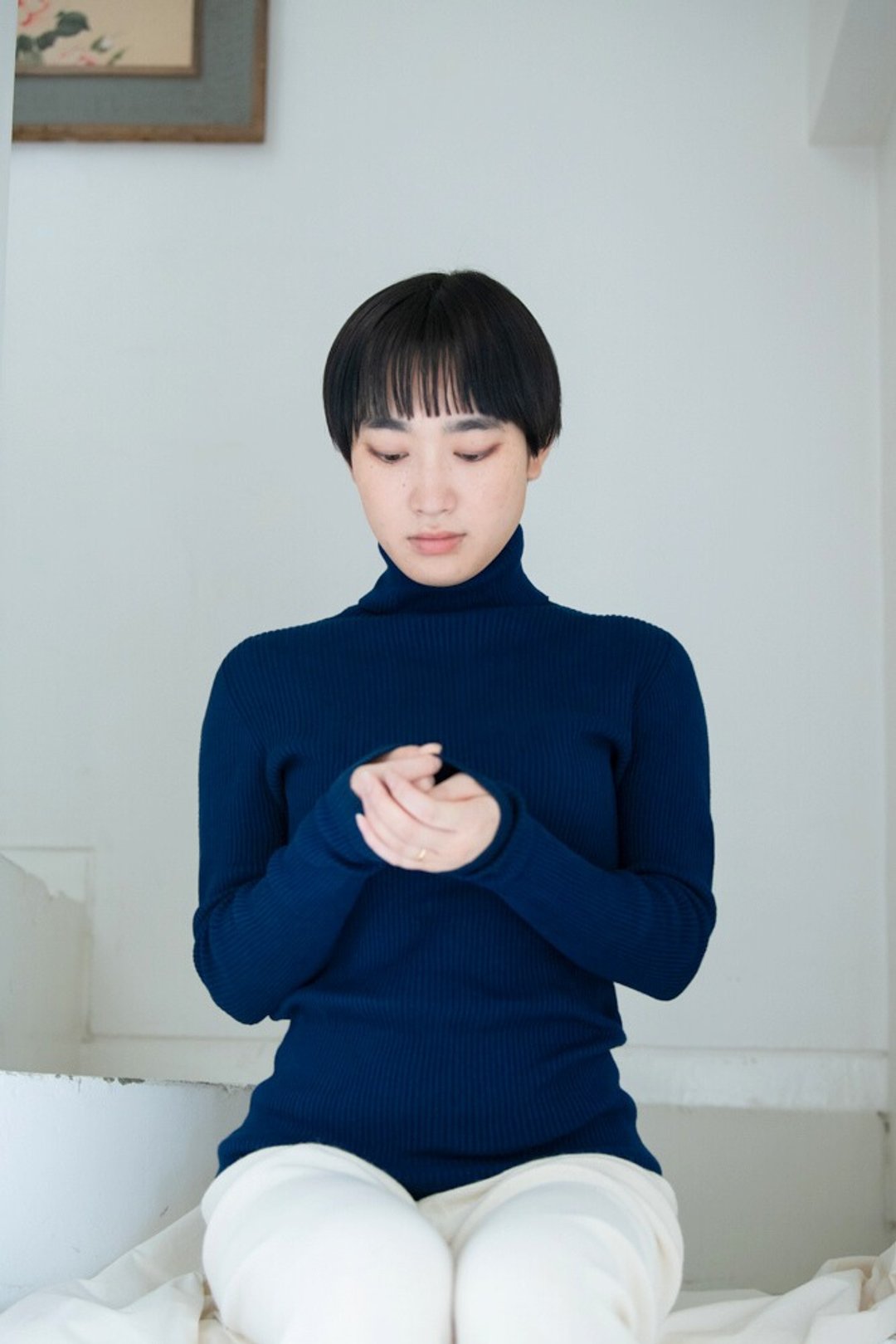 【蓝染】有机棉无缝制袖口滚边罗纹高领毛衣 - 女装上衣 - 棉 蓝色