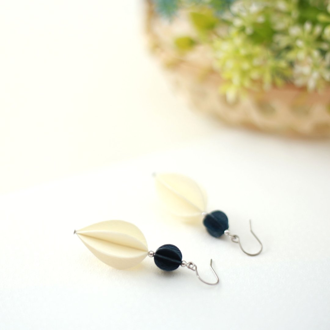 Flower bud earrings-White- - 耳环/耳夹 - 纸 白色
