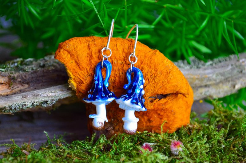 Magic Blue Fungi 耳环银钩是她植物首饰的完美礼物 - 耳环/耳夹 - 玻璃 蓝色