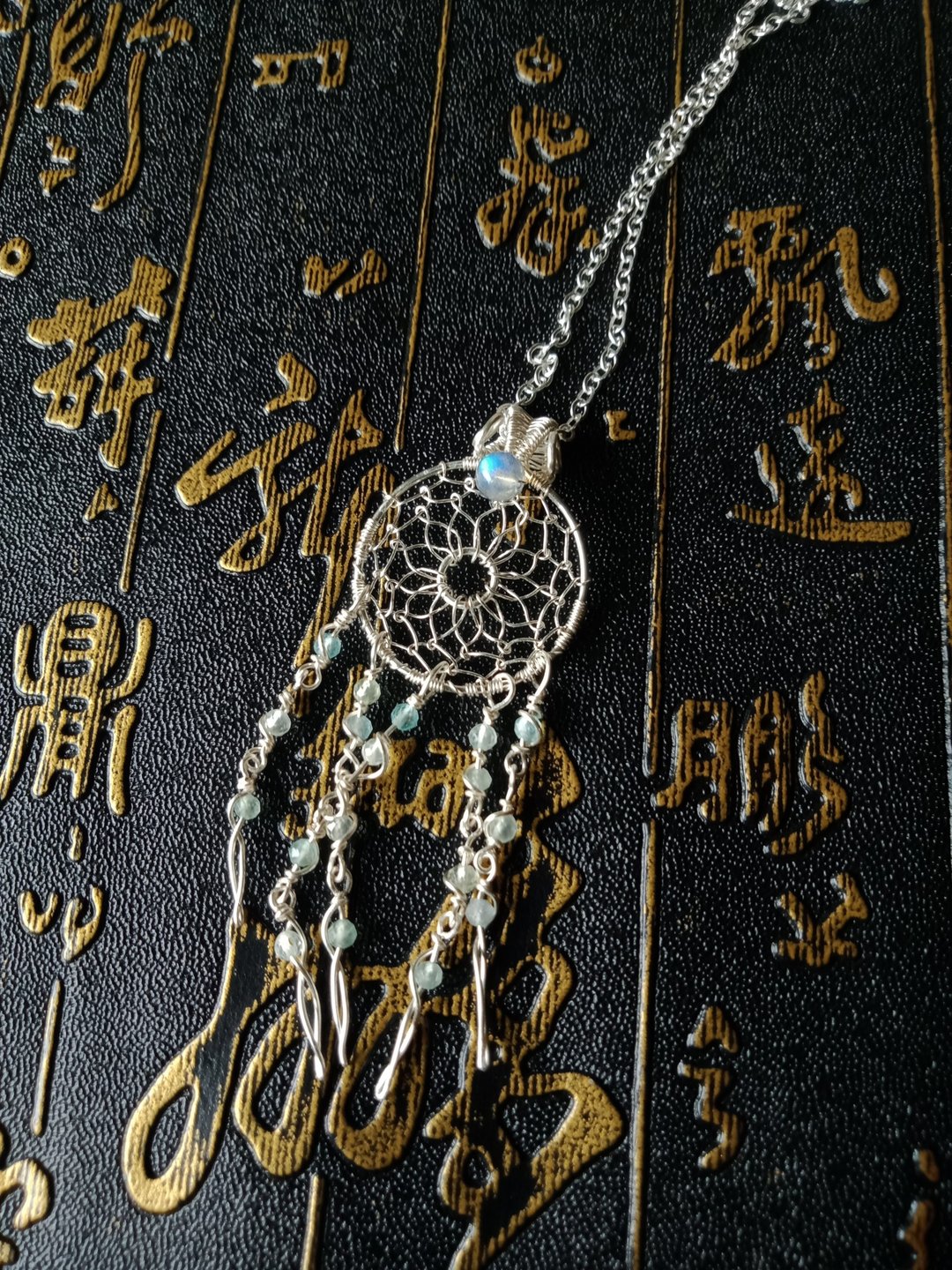 佚名山河。捕梦网。银。金属编织 - 吊饰 - 宝石 白色
