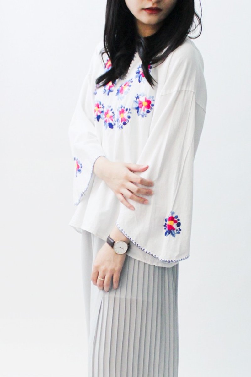 【RE0706MT015】美国空运墨西哥花朵刺绣白底古着上衣 - 女装上衣 - 棉．麻 白色