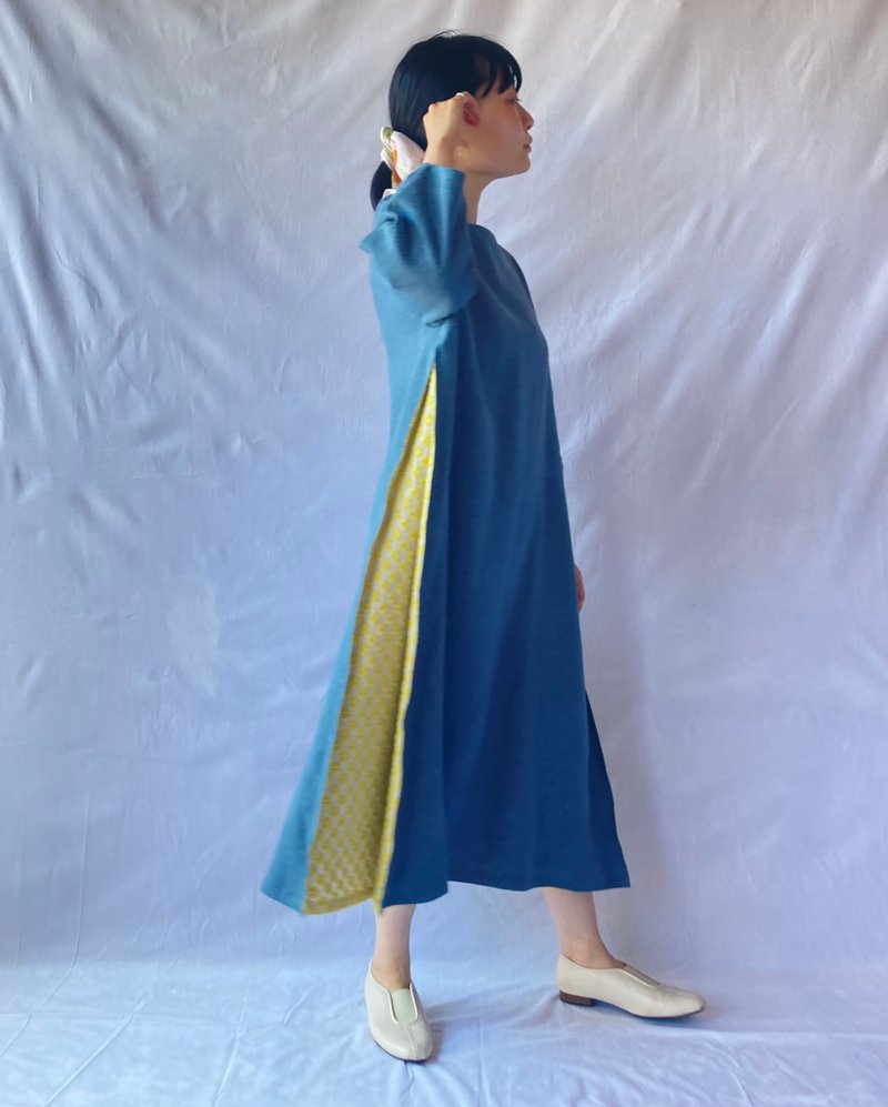 linen combination dress　shadowblue/daisy(embroidery) - 洋装/连衣裙 - 棉．麻 蓝色