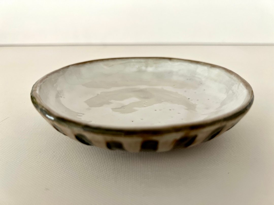 手捏粉引钵碗 轮纹宽口浅皿 (H3cm) 深盘 钵碗 - 碗 - 陶 白色