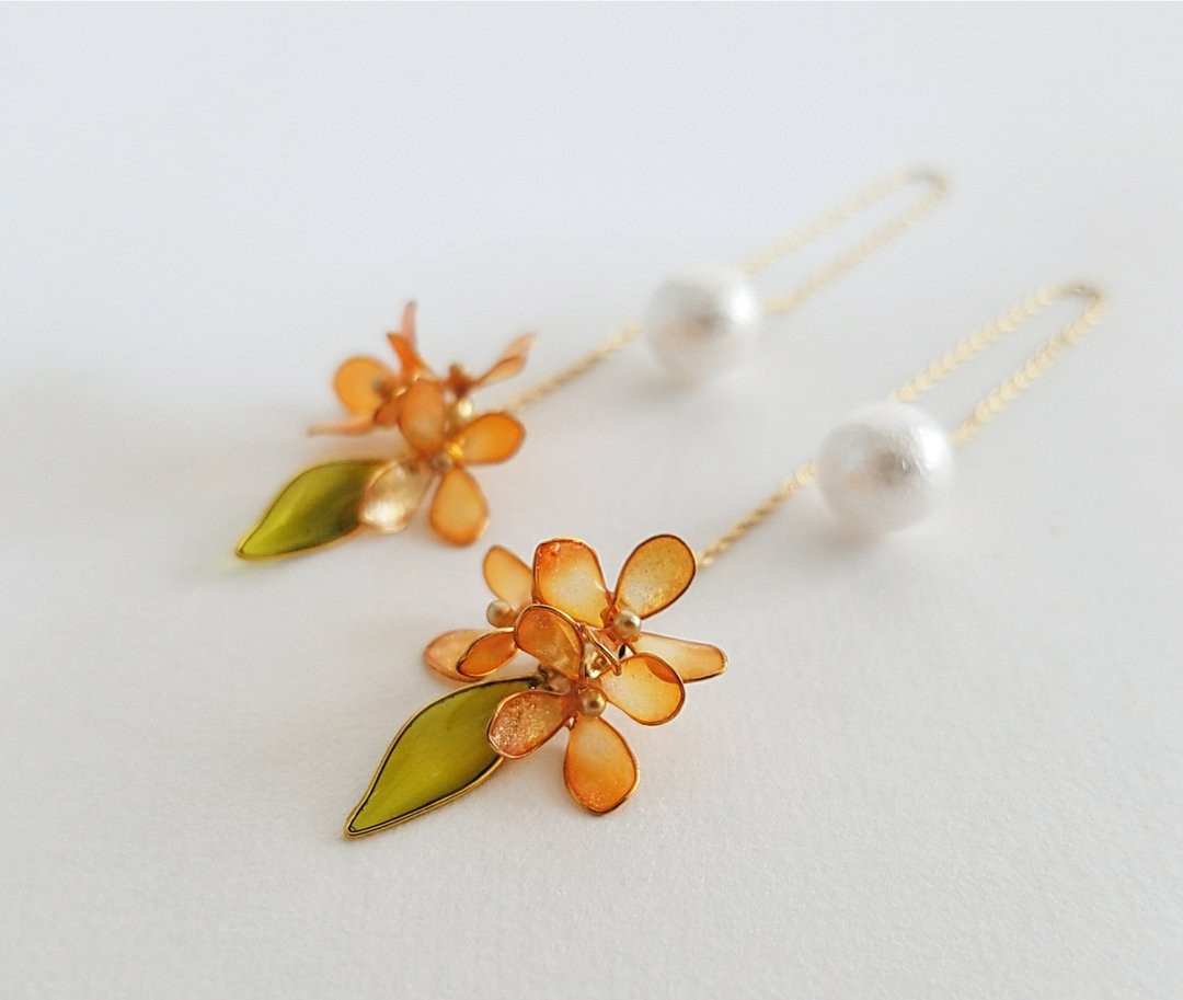 fragrant olive pierced earrings with synthetic pearl earring backs - 耳环/耳夹 - 树脂 橘色