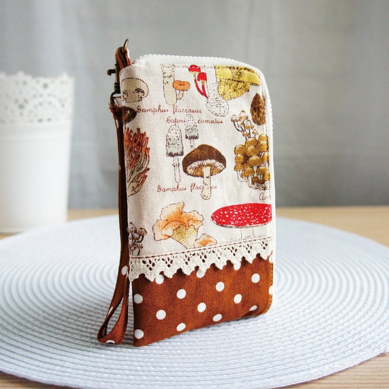 Lovely手绘综合香菇蕾丝拼布手机袋5寸手机可用 - 手机壳/手机套 - 棉．麻 卡其色