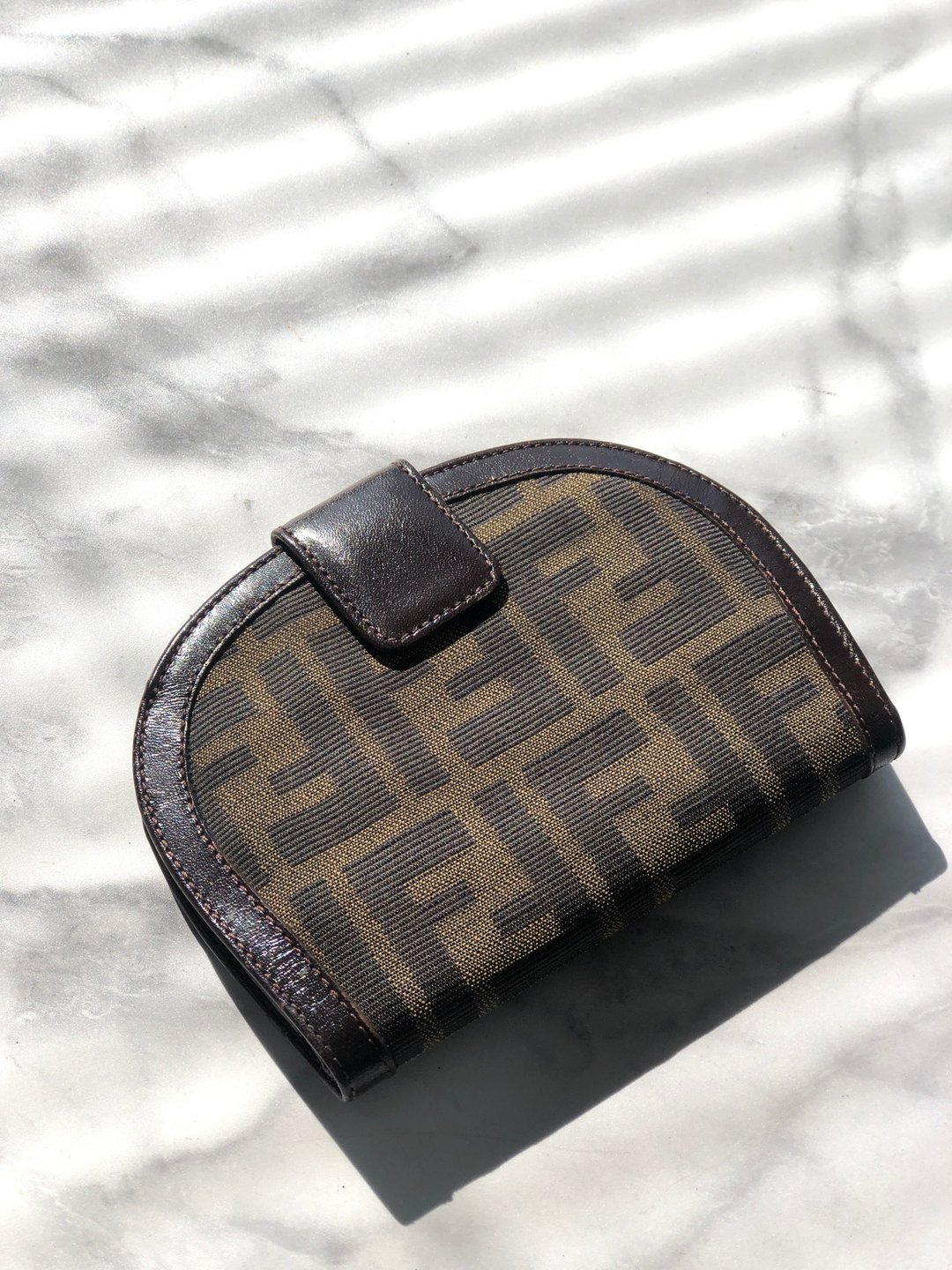【VintageShop solo 日本直送 中古包专卖店】FENDI 芬迪 经典 FF 压纹 缇花 双折 短夹 棕色 vintage 老品 3jbzkz - 皮夹/钱包 - 真皮 咖啡色