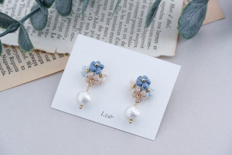 小花のピアス/イヤリング - 耳环/耳夹 - 绣线 蓝色
