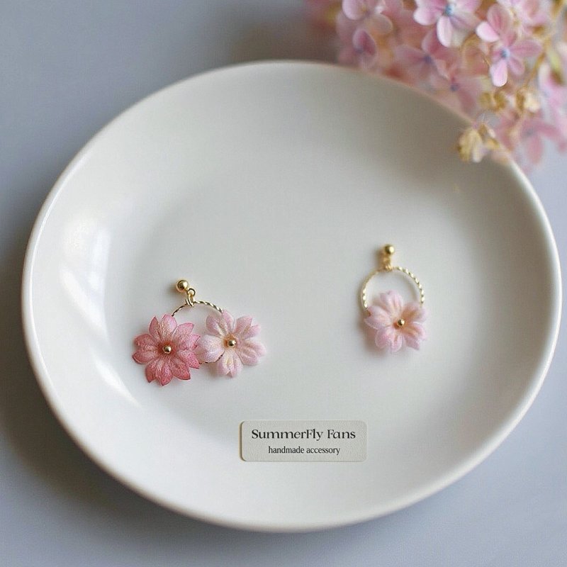 精致上班族 绢花粉色樱花不对称浪漫文艺耳环 - 耳环/耳夹 - 贵金属 粉红色
