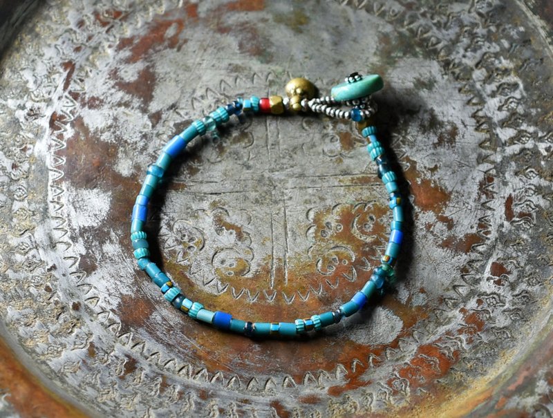 缤纷蓝色古董白芯琉璃珠与雪佛龙珠手链 绿松石扣头 - 手链/手环 - 玻璃 蓝色