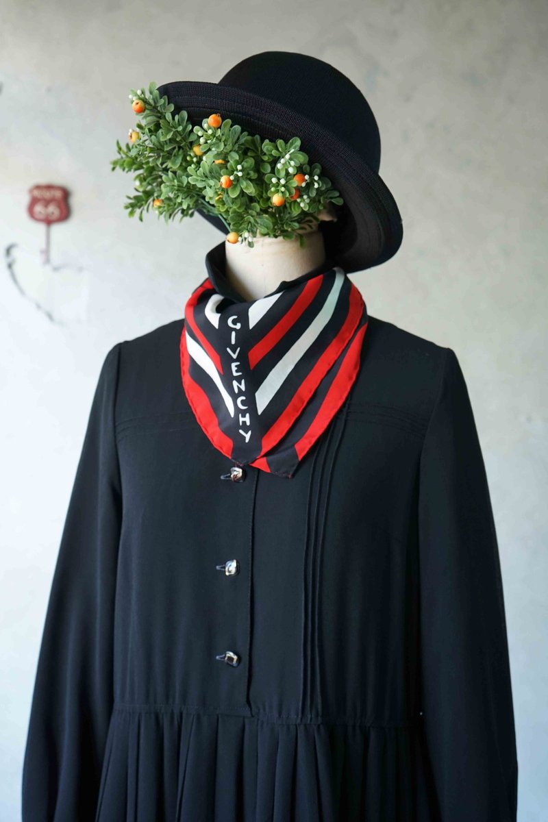 GIVENCHY红黑白几何条纹图案丝质silk古董领巾大方巾 - 丝巾 - 丝．绢 黑色