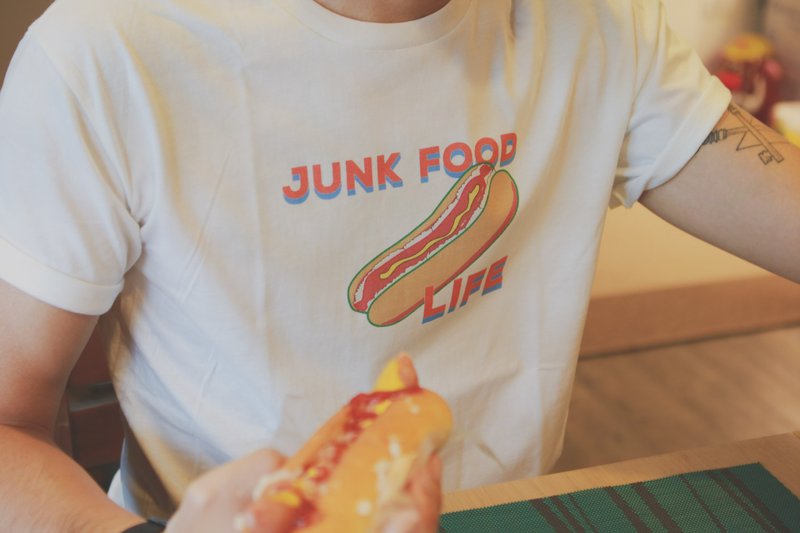Deerhorn design / 鹿角 JUNK FOOD 热狗咬一口 T-shirt - 中性连帽卫衣/T 恤 - 棉．麻 白色