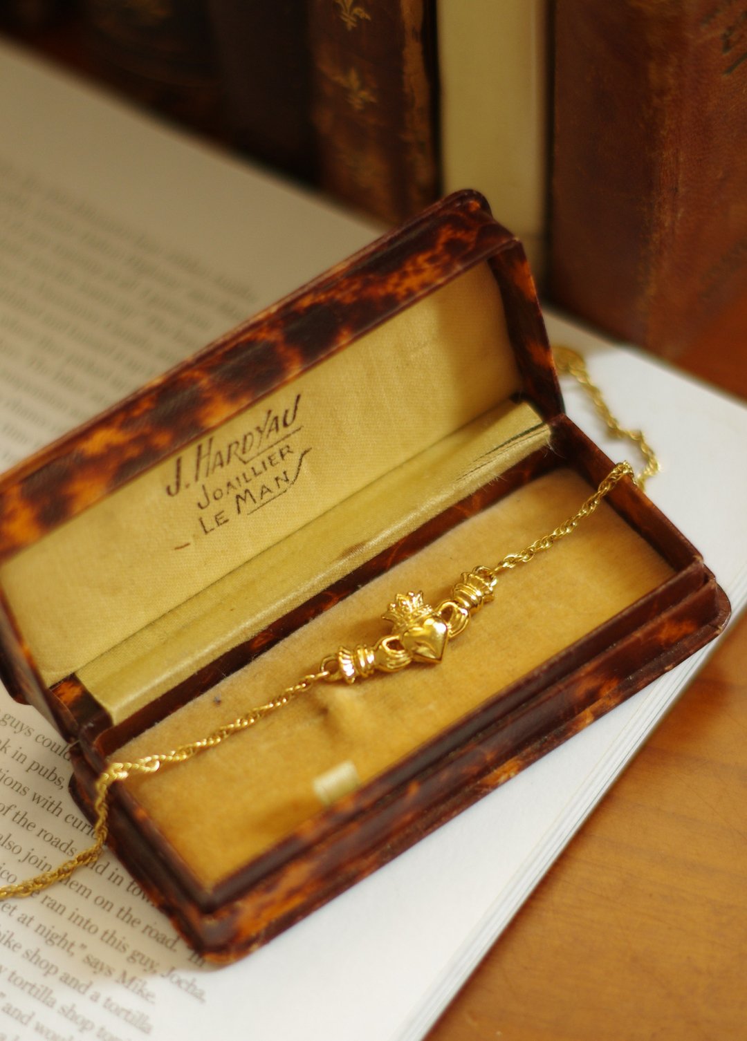 古董珠宝 爱尔兰 Avon 克拉达Claddagh 双手捧心手链 1992 - 手链/手环 - 其他金属 金色