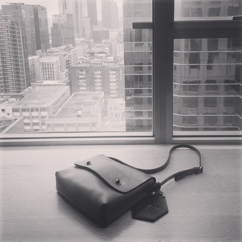 Zemoneni 全手作 牛皮 深烟灰 有表情的斜背包 侧背包 书包 - 侧背包/斜挎包 - 真皮 灰色