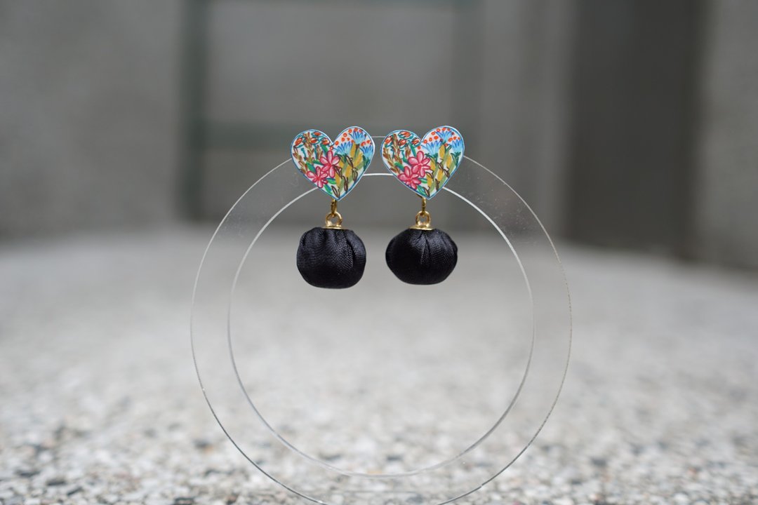 【情人节】心花怒放 | 赏饰原创心形手绘 2way两用 布球 耳环 耳 - 耳环/耳夹 - 塑料 多色