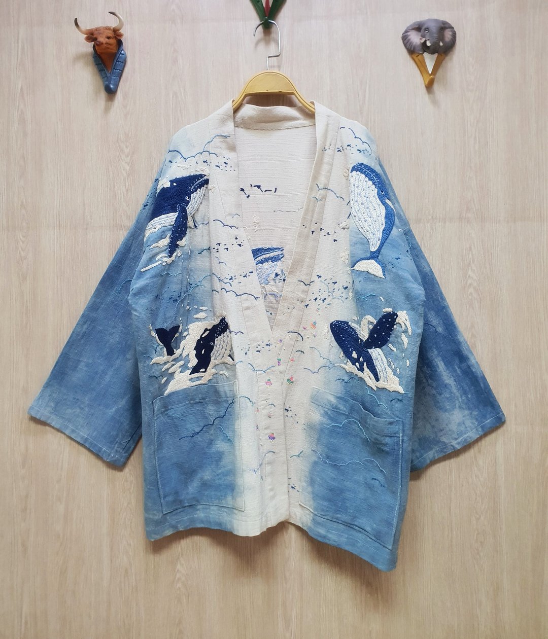 手工刺绣罩衫，棉质，鲸鱼在天上游的奇幻图案，融入魟鱼、云朵与水母的元素。 - 女装西装外套/风衣 - 绣线 蓝色