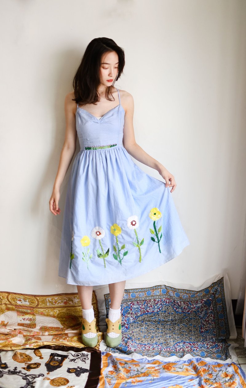 蒲公英与金玫瑰的夏季探望拉绳细肩带刺绣洋装 - 洋装/连衣裙 - 棉．麻 蓝色