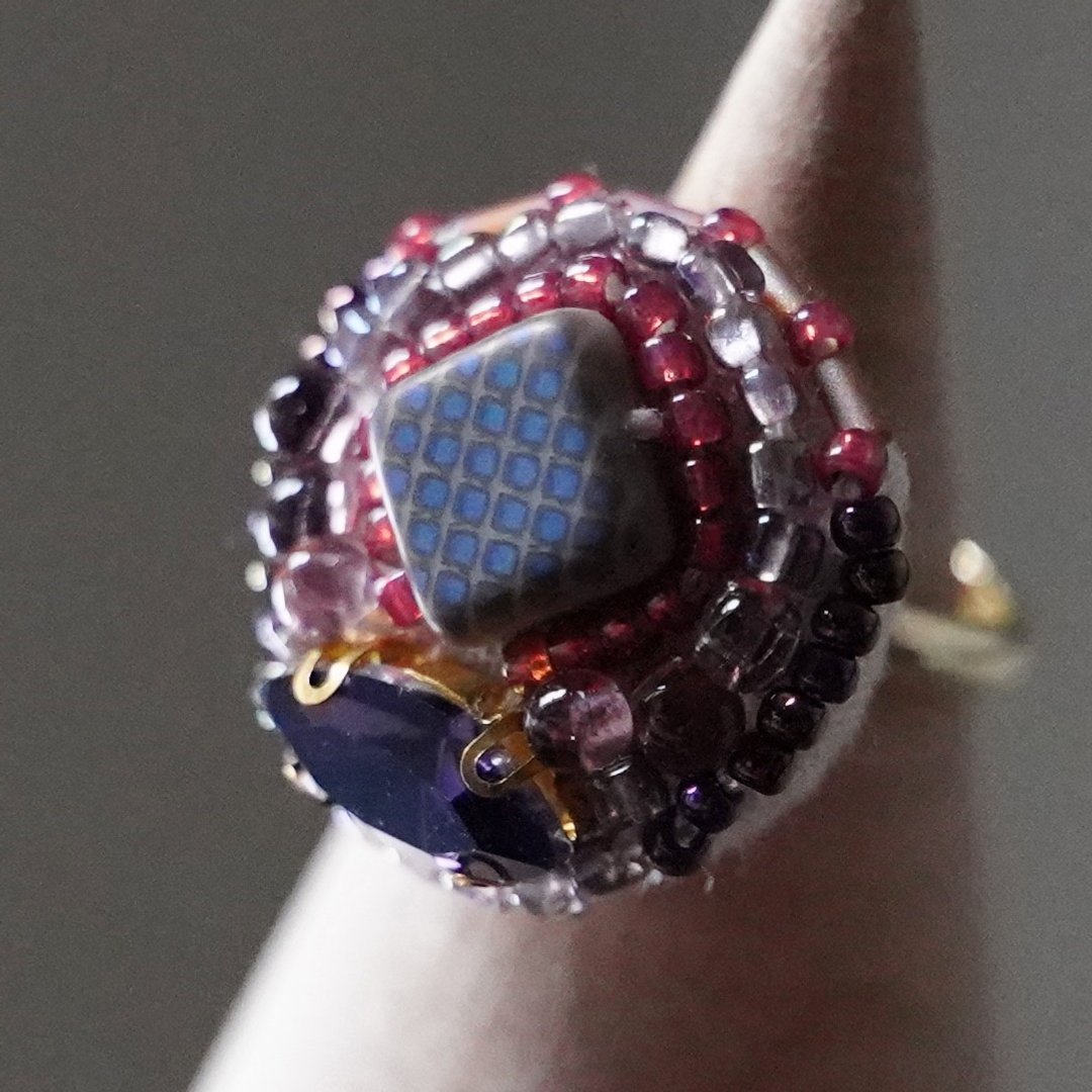 Talkative Ring 76 Free Size Beaded Embroidered Ring Gray Burgundy Dark - 戒指 - 塑料 多色
