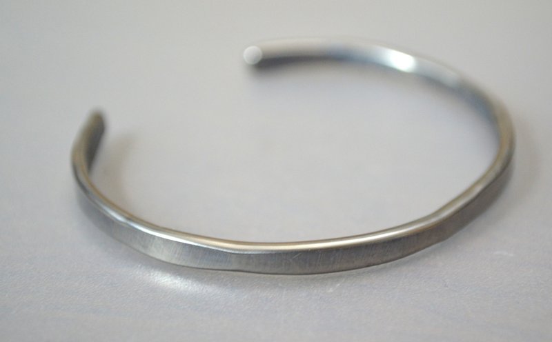 钛金属手镯・内侧带有蓝绿色泽・内径52毫米・椭圆形款式 - 手链/手环 - 其他金属 银色