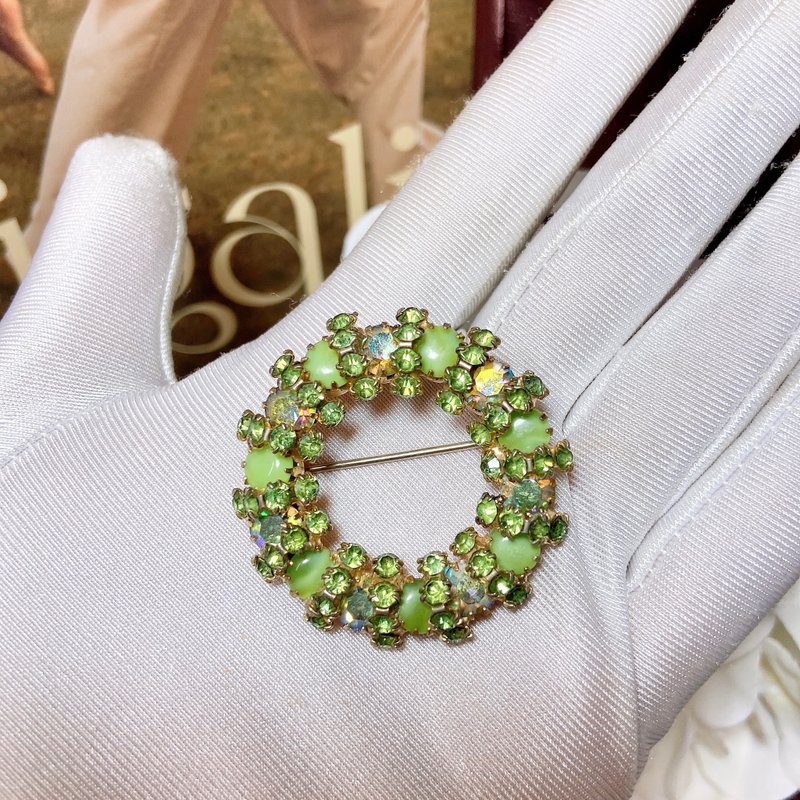 【西洋古董饰品】绿意盎然花园小花圈 闪烁莱茵钻 胸针 胸章 - 胸针 - 贵金属 绿色