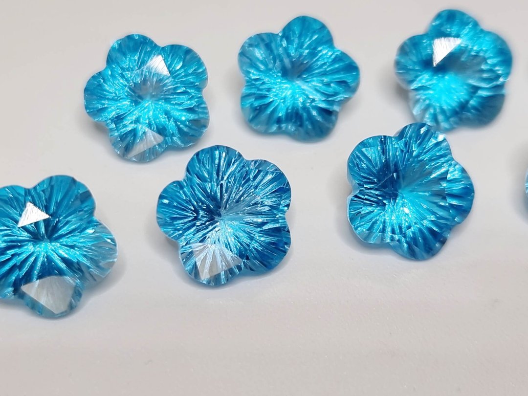 9.5mm. Swiss Blue, Flower hand carving Natural Topaz originates from Brazil - 其他 - 宝石 蓝色