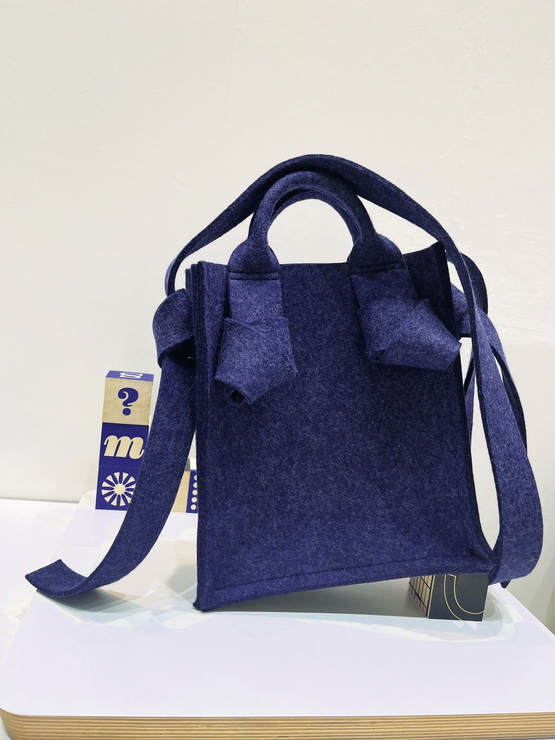 Light and nuanced color ribbon bag / Feltism square bag / indigo [3way] - 手提包/手提袋 - 羊毛 蓝色