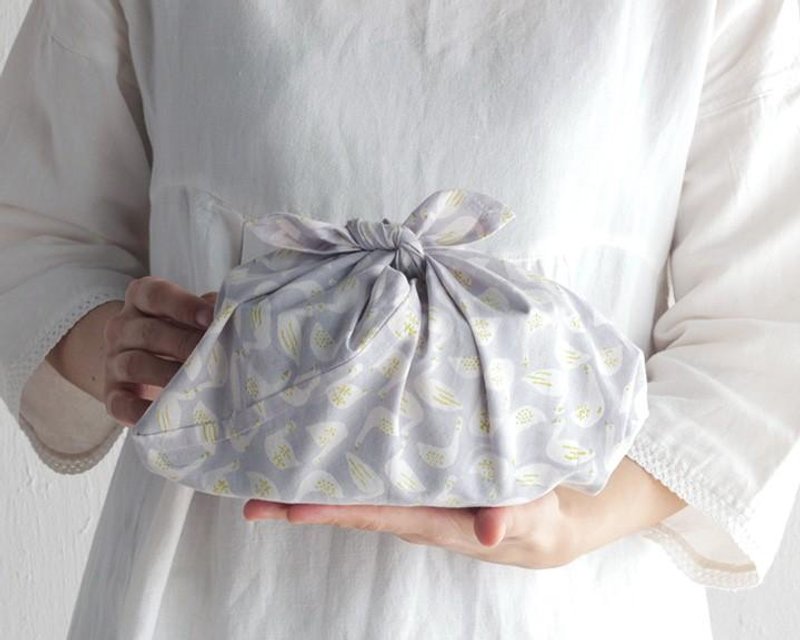 Woodcut dyed block print Atsuma bag S 34 cm To lunch box. Swan / Gray - 化妆包/杂物包 - 棉．麻 