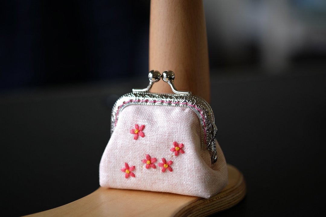 【小花一朵朵】迷你方型刺绣口金包 - 零钱包 - 绣线 