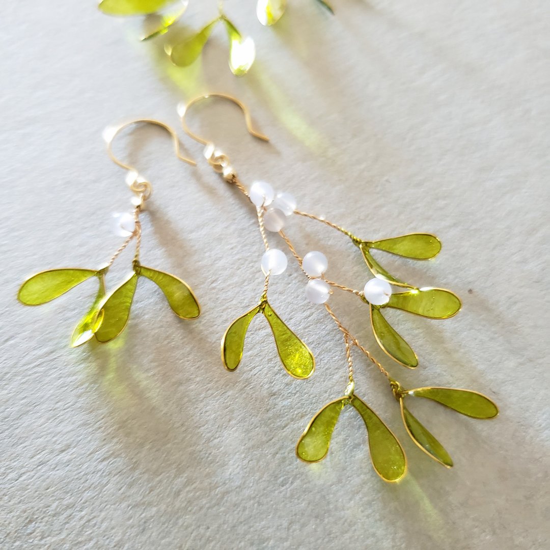mistletoe with white fruits pierced earrings or clip-on earrings - 耳环/耳夹 - 树脂 绿色